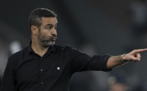 artur jorge toma decisão no botafogo antes da libertadores e descarta retranca no allianz parque