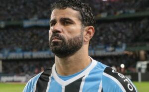 diego costa vive situação muito triste no grêmio e problemas físicos podem impedir renovação