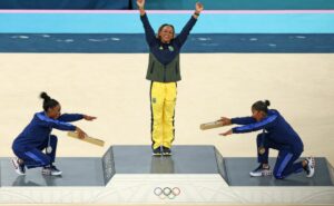 após conquistar ouro, rebeca andrade é reverenciada por simone biles e jordan chiles
