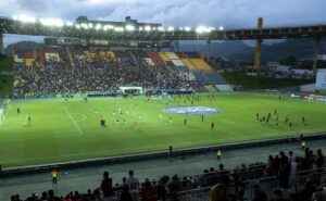 cruzeiro confere situação do gramado do estádio kleber andrade e torcedores provocam atlético mg na web