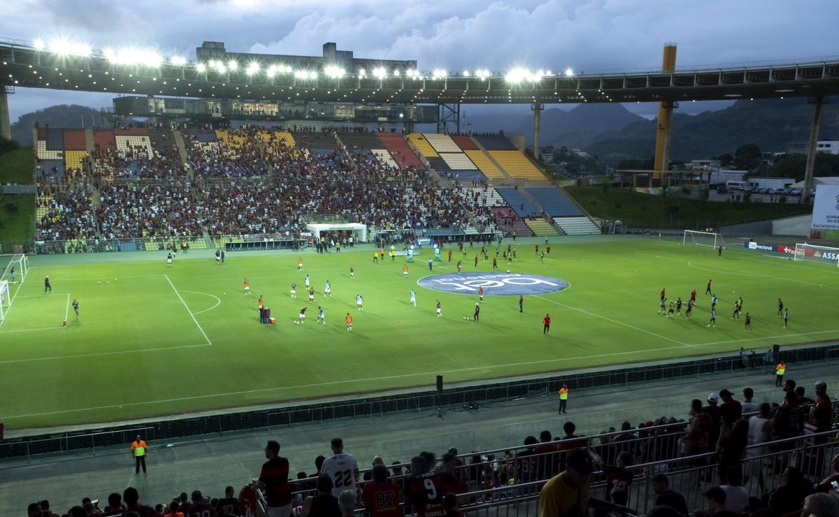 cruzeiro confere situação do gramado do estádio kleber andrade e torcedores provocam atlético mg na web