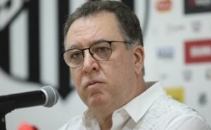 polêmica no santos: marcelo teixeira compra 'briga' na vila belmiro e confirma renovação com diógenes até 2026