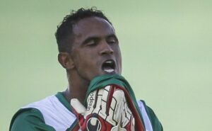 goleiro bruno ex flamengo sofre agressão durante partida de futebol e vídeo viraliza