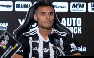 fausto vera volta a decepcionar e torcida do corinthians não perdoa: “mil vezes obrigado, atlético”