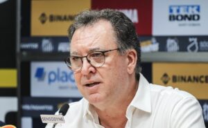 vinicius balieiro recebe proposta do exterior, mas continua no santos de marcelo teixeira