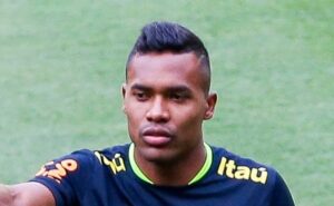 alex sandro e thiago mendes ficam distantes do são paulo; casares busca outros nomes