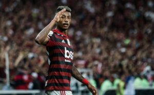 bruno henrique marca, matheus cunha segura e flamengo vence bahia na fonte nova; confira as atuações