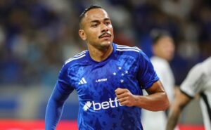 papagaio voa alto no japão! cria do cruzeiro leva o kyoto sanga à vitória