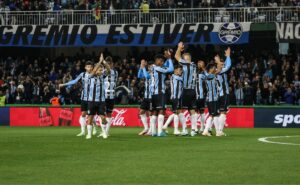 grêmio vence fluminense de virada e abre vantagem na libertadores