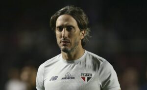 carlos belmonte não concorda com cartão de zubeldía na vitória do são paulo: "absolutamente injusto"