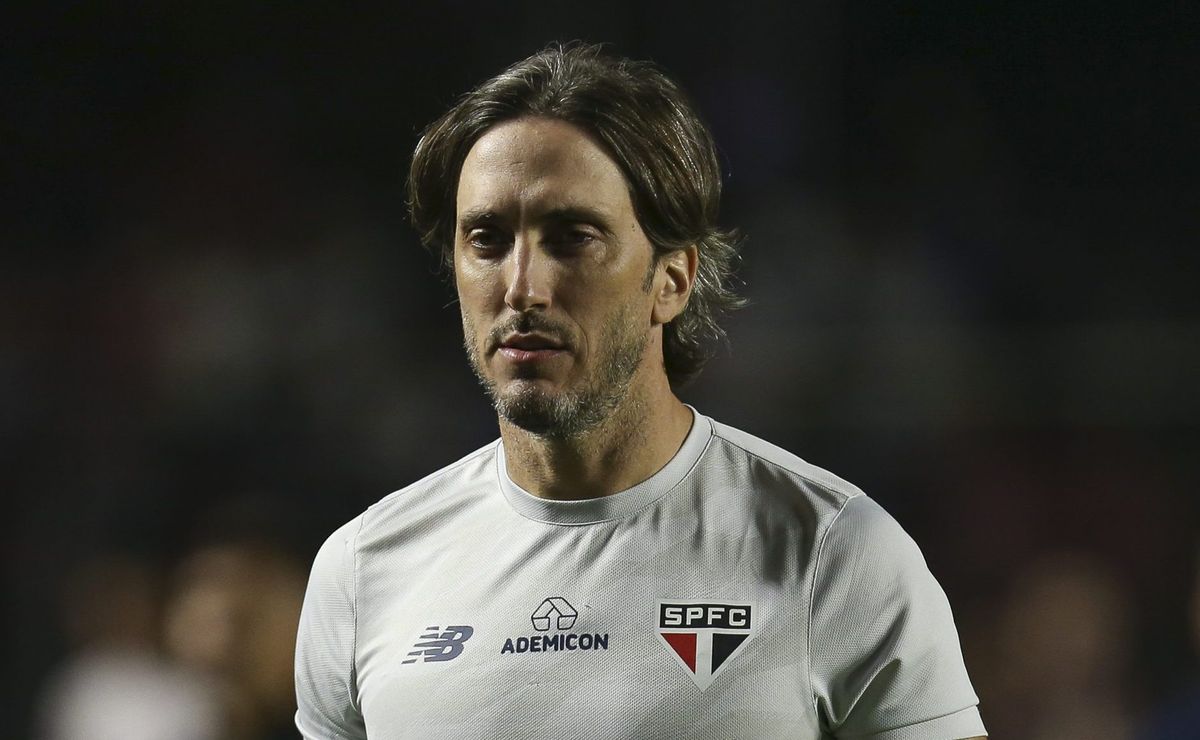 carlos belmonte não concorda com cartão de zubeldía na vitória do são paulo: "absolutamente injusto"