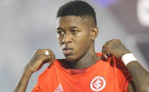 real betis encaminha contratação de vitão, do internacional, e quer que o zagueiro estreie esta semana