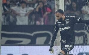 everson admite desempenho ruim do atlético mg no brasileirão, mas pontua: “estamos bem nas copas”
