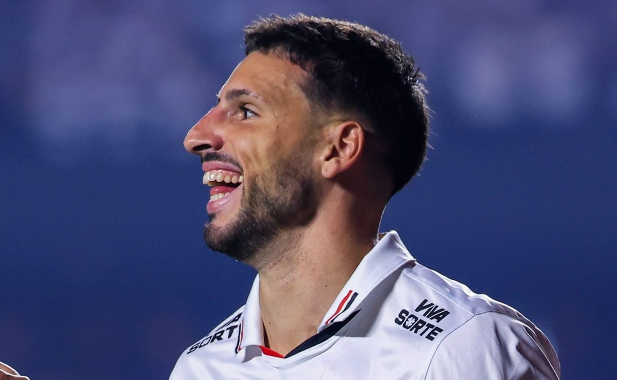 calleri marca gol, mas árbitro anula por conta de impedimento duvidoso; jogador discorda