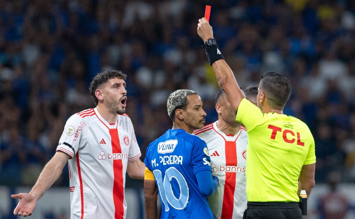 com pênalti contra e um expulso, torcida do inter fica indignada com arbitragem: "banido do beira rio"