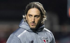 zubeldía é criticado por não escalar lucas no meio campo mesmo estando fora do jogo