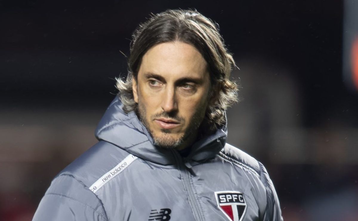 zubeldía é criticado por não escalar lucas no meio campo mesmo estando fora do jogo