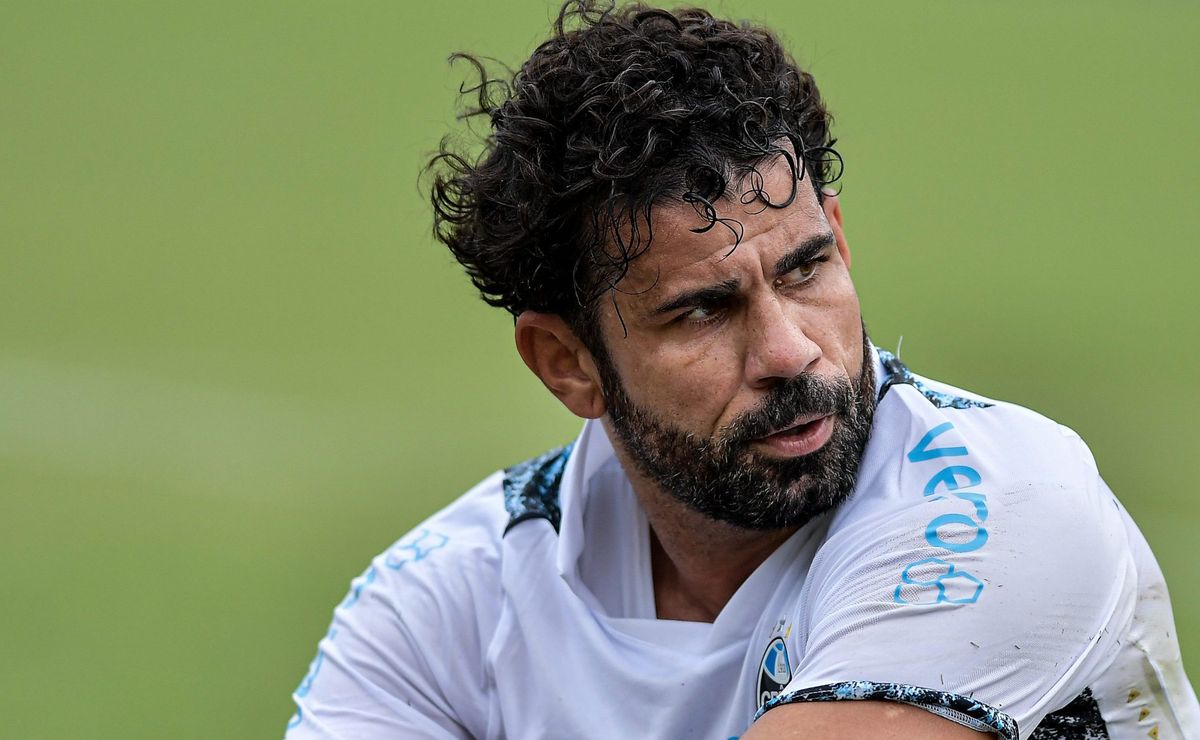 situação de diego costa é confirmada nos bastidores do grêmio e artilheiro deve voltar a jogar