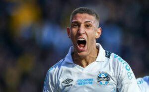 em apenas seis jogos no grêmio, monsalve já teve quatro participações em gols