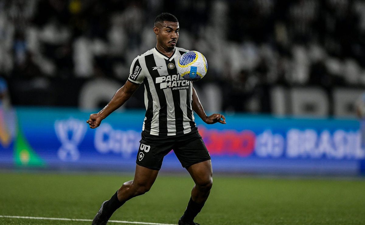 botafogo vence o fortaleza, mas cuiabano sofre lesão e preocupa torcida