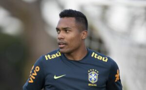 cruzeiro faz sondagem por alex sandro; lateral fechou com flamengo
