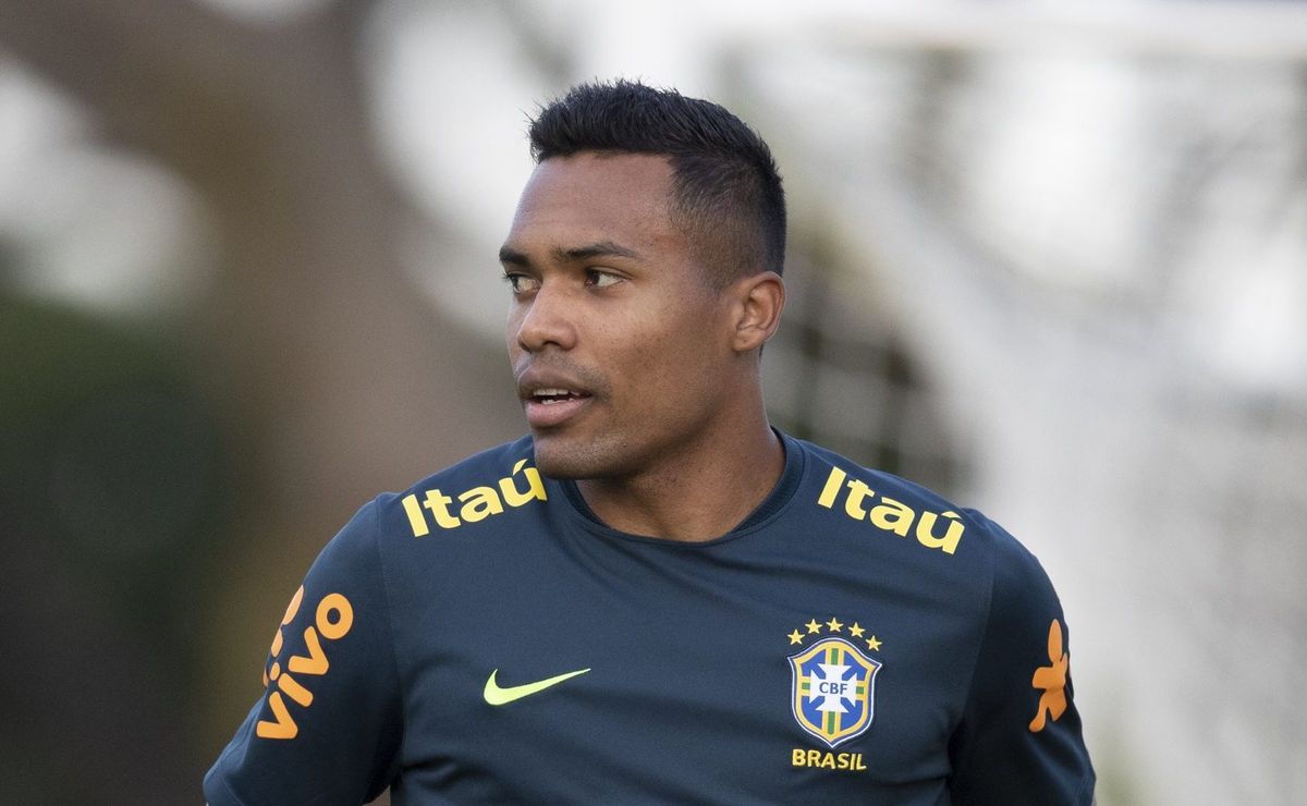cruzeiro faz sondagem por alex sandro; lateral fechou com flamengo