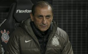 corinthians empata com fluminense e torcida não perdoa substituições de ramón díaz: "burro"
