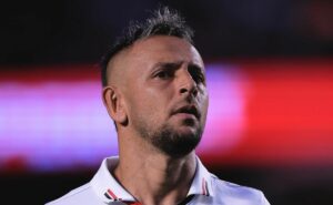 rafinha faz revelação sobre vitória contra o flamengo e gera repercussão: “focar no brasileirão”