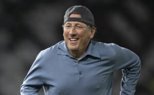 r$65 milhões: john textor mantém insistência na contratação de jair, zagueiro do santos