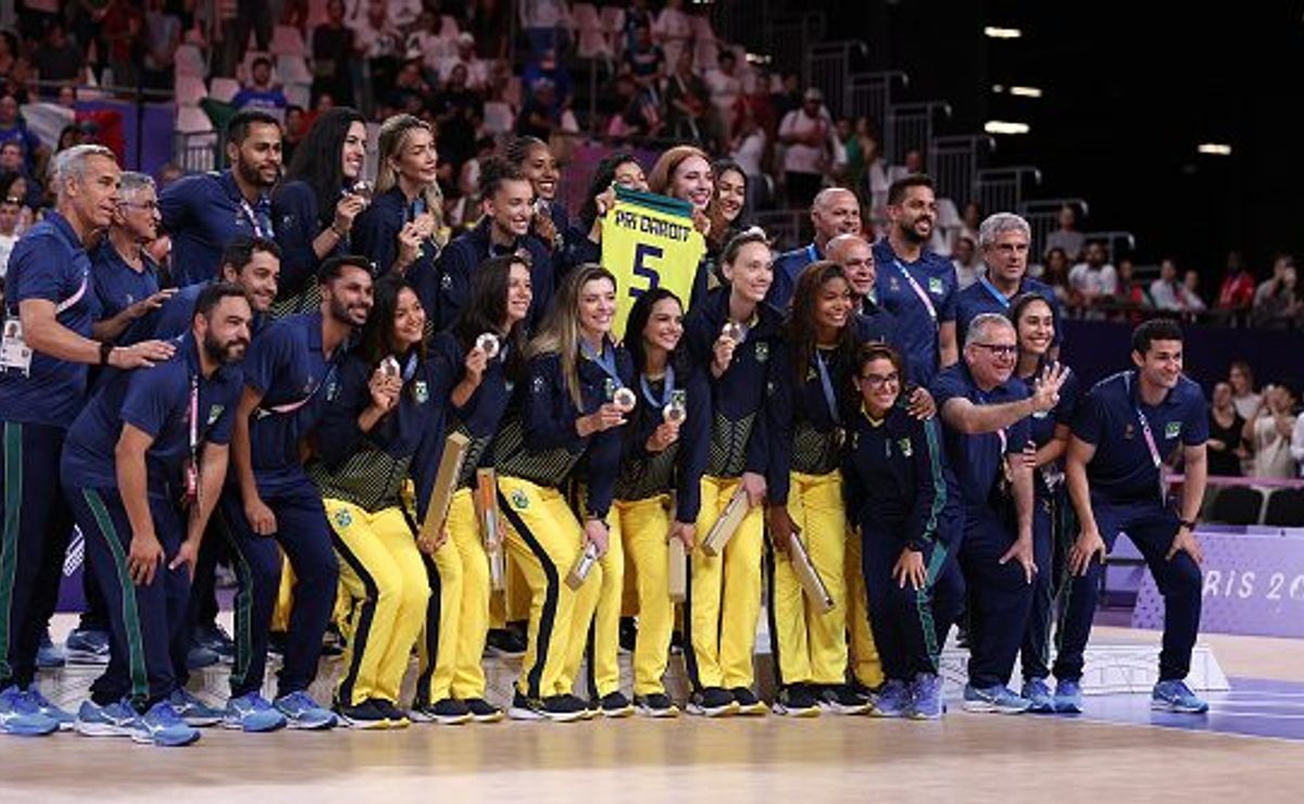 olimpíadas 2024: bronze, brasil faz homenagem a pri daroit no pódio do vôlei feminino