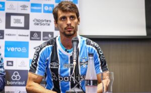 Ídolo do flamengo, rodrigo caio passa por situação triste no grêmio e será cortado da libertadores
