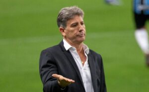 grêmio fica perto da maior série invicta no ano e renato decide escalar reforços