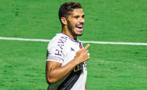 henrique silva topa assinar e corinthians prepara termos de ‘contrato de risco’ com lateral