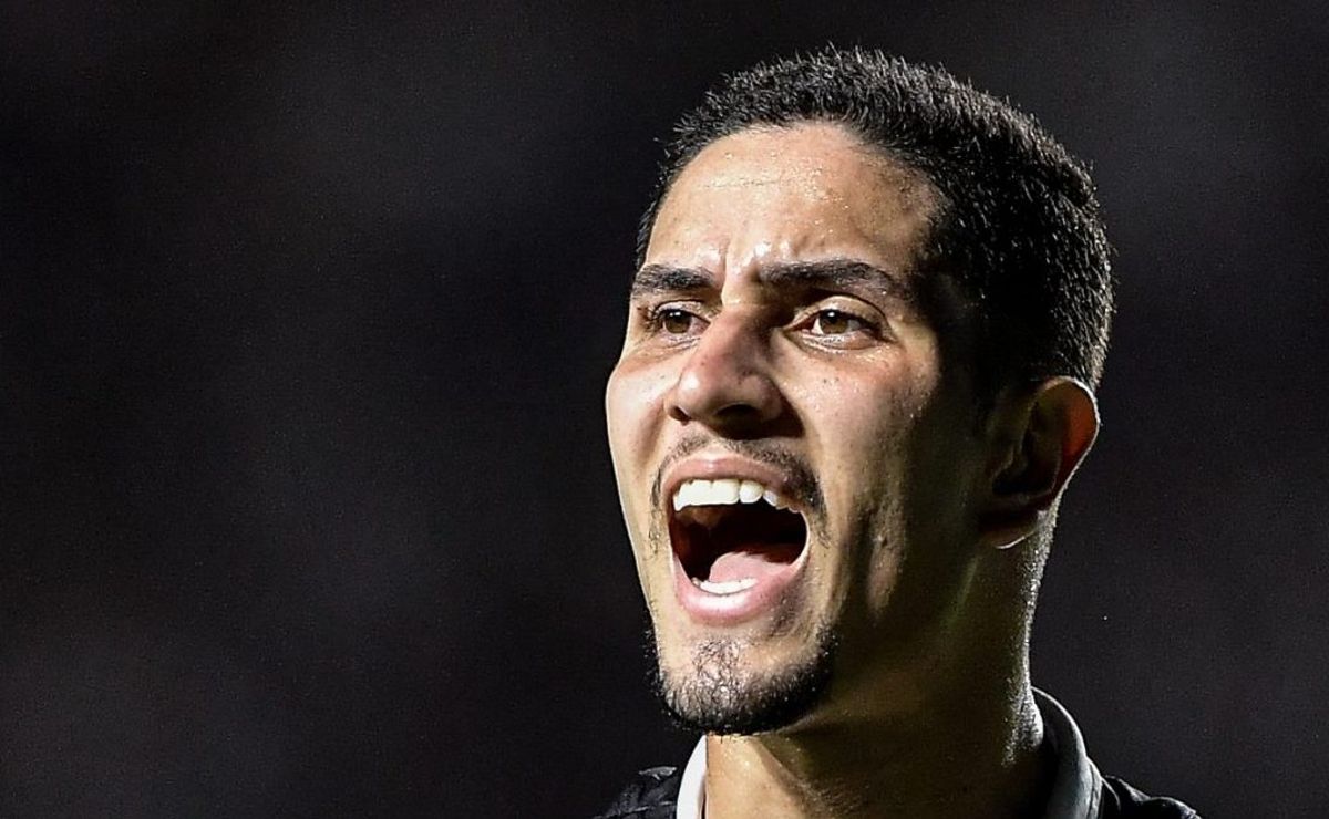 r$ 12 milhões: bruno praxedes pode deixar o vasco rumo ao athletico paranaense