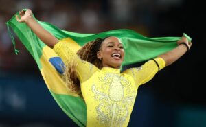 ginástica nas olimpíadas 2024: rebeca andrade briga até o fim e leva a prata no individual geral; biles é ouro