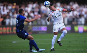 torcida do santos não perdoa derrota para o avaí e quer carille fora