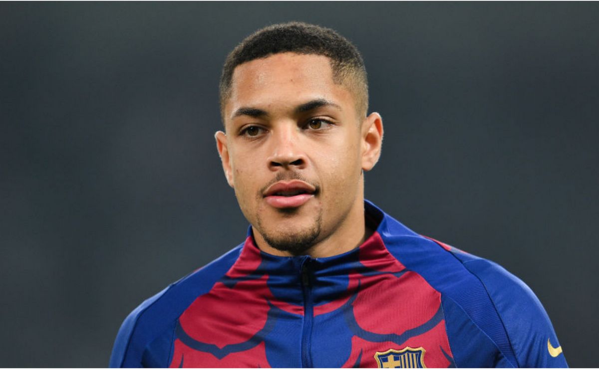 vitor roque deixa o barcelona e é oficialmente anunciado no betis, de la liga