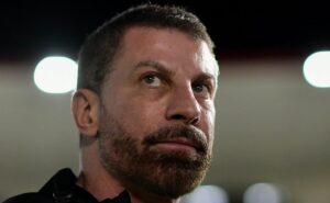 r$ 500 mil: vasco de pedrinho tem concorrência por luan peres e dá ultimato para fechar negócio