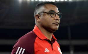 roger machado celebra primeira vitória sob o comando do internacional no brasileiro