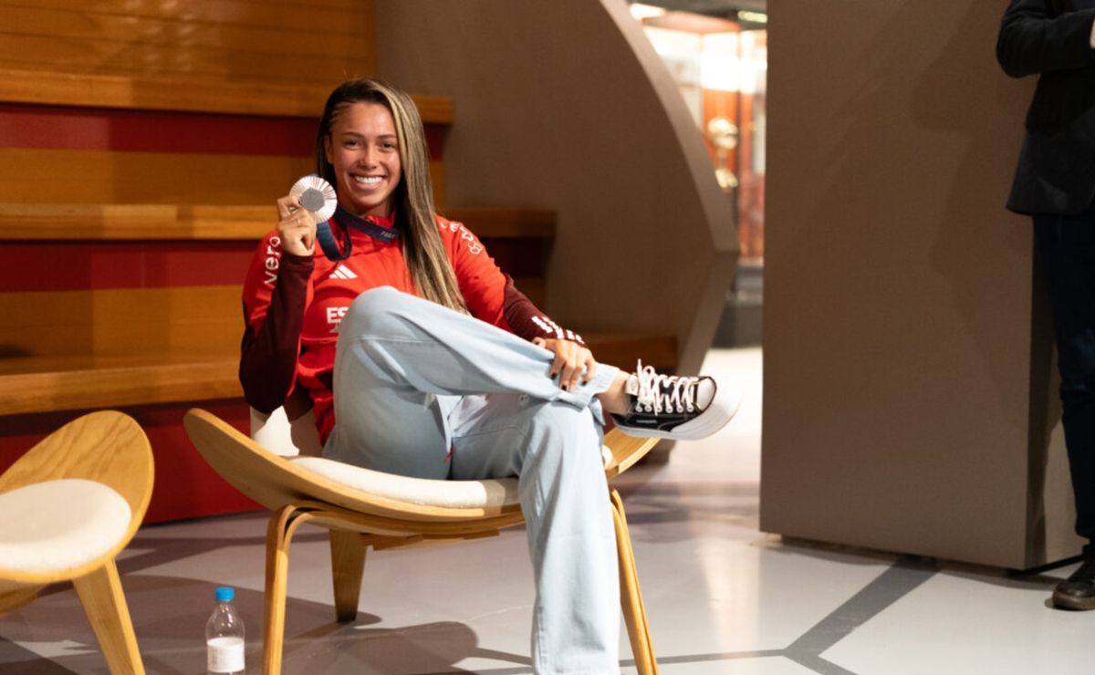 priscila é homenageada pelo internacional e diz não entender dimensão: "acreditou e investiu em mim"