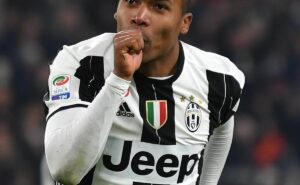 alvo do botafogo e do são paulo: julio casares abre o jogo sobre negociação com alex sandro