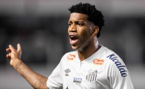 gil tem discussão séria com atacante do santos e bastidores são revelados na vila