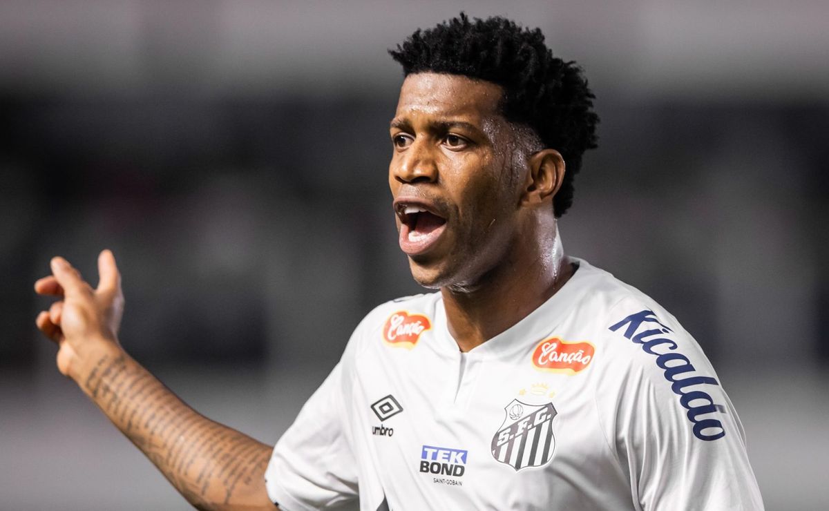 gil tem discussão séria com atacante do santos e bastidores são revelados na vila