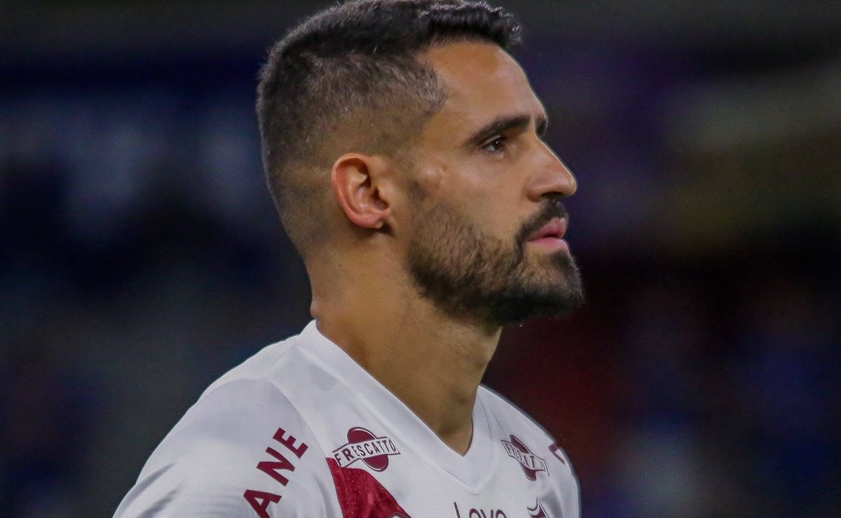 renato augusto vive situação muito triste no fluminense e torcida do corinthians critica: “caro e inútil”