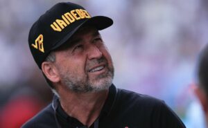 augusto melo surpreende na madrugada e encaminha contratação de josé martinez por r$ 11 milhões