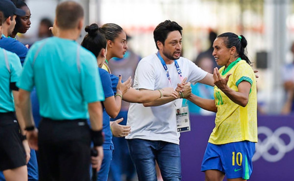 seleção feminina: tiago leifert faz cobranças a marta e dispara sobre expulsão nas olimpíadas: "estão errados"