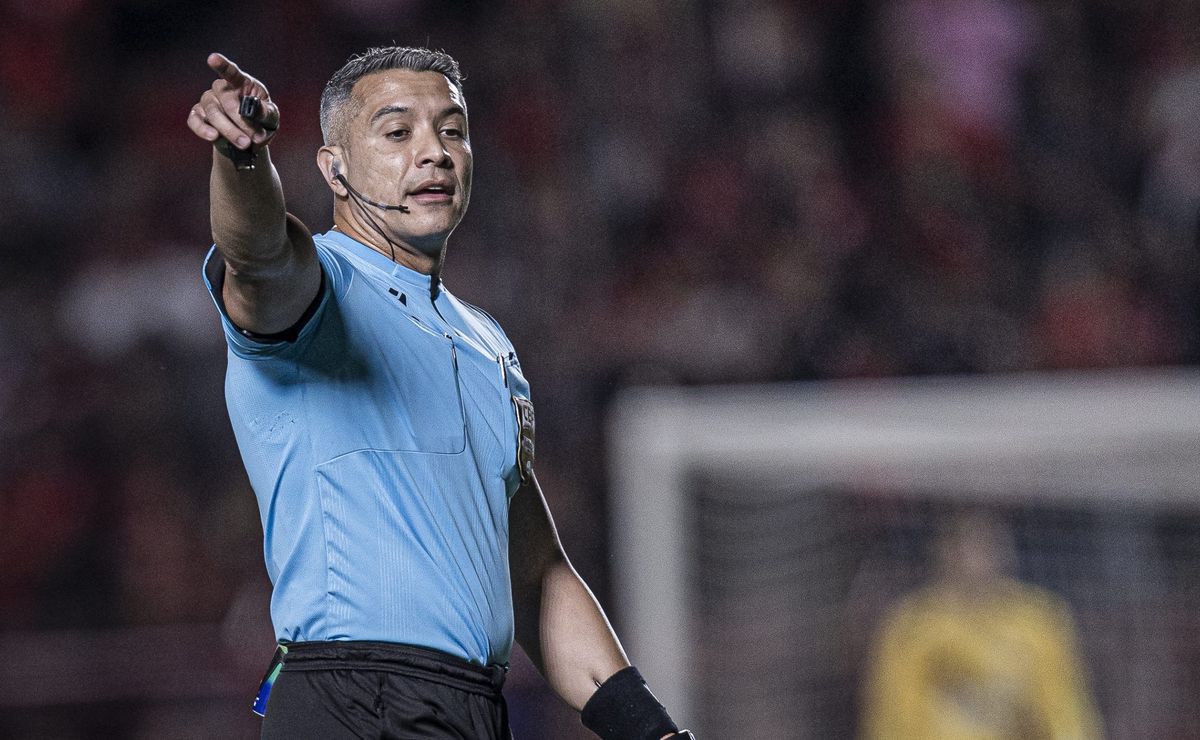 torcida do botafogo não concorda com pênalti marcado por felipe lima a favor do atlético go