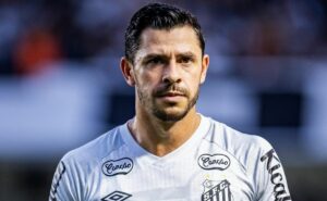 giuliano defende carille e ressalta suporte do elenco do santos: 'não é justo culpar apenas o treinador'