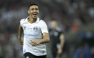 gustavo nunes é anunciado pelo brentford e torcida do grêmio aponta erro em publicação: "muito burros"