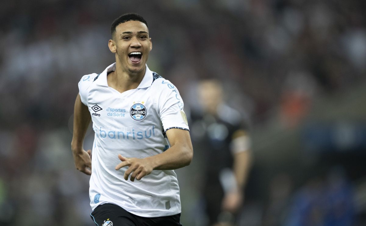 gustavo nunes é anunciado pelo brentford e torcida do grêmio aponta erro em publicação: "muito burros"